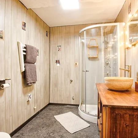 Cinema - Salle Video Projecteur - Netflix Apartment